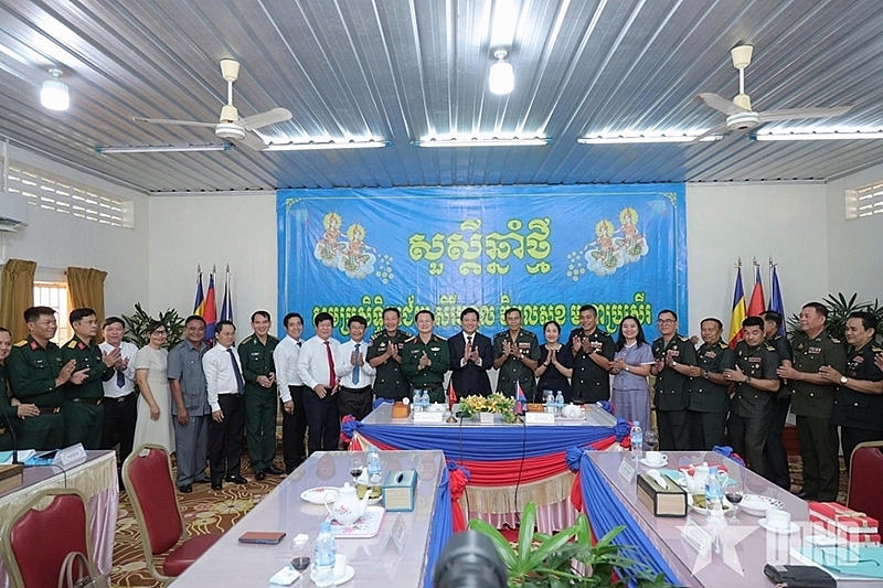 គណៈកម្មការដឹកនាំលេខ ៥១៥ ខេត្ត Tay Ninh (វៀតណាម) ទៅសួរសុខទុក្ខ និងជូនពរឆ្នាំថ្មីដល់យោធភូមិភាគពិសេស (កម្ពុជា)