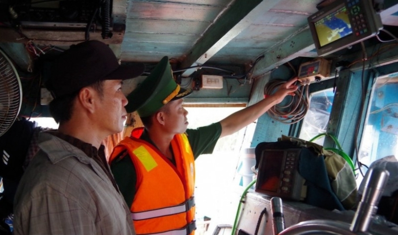 ឆ្មាំព្រំដែនត្រួតពិនិត្យប្រតិបត្តិការនៃប្រព័ន្ធតាមដាននាវានៅលើទូកនេសាទ។