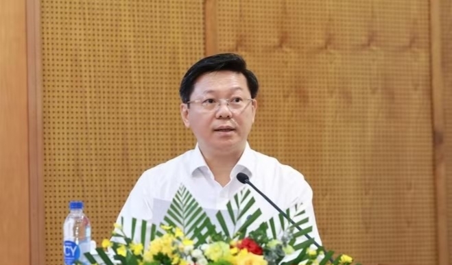 លោក ត្រឹន ថាញ់ ឡាំ សមាជិកគណៈកម្មាធិការកណ្តាលបក្ស អនុប្រធាននាយកដ្ឋានឃោសនាការ និងចលនាមហាជនកណ្តាល បានថ្លែងសុន្ទរកថាណែនាំសន្និសីទ។