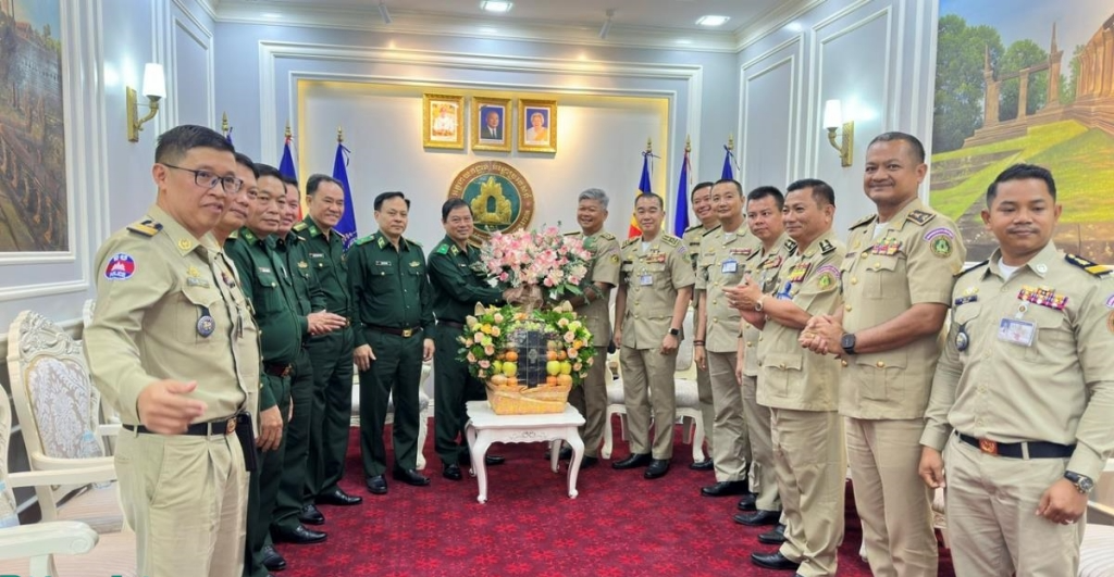 បញ្ជាការដ្ឋានកងការពារព្រំដែន បានទៅសួរសុខទុក្ខ និងជូនពរឆ្នាំថ្មីដល់កងកម្លាំងប្រដាប់អាវុធកម្ពុជា ក្នុងឱកាសពិធីបុណ្យចូលឆ្នាំថ្មីប្រពៃណីកម្ពុជា