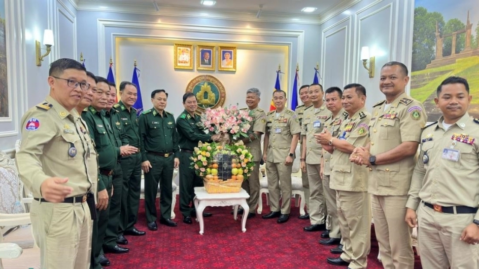 បញ្ជាការដ្ឋានកងការពារព្រំដែន បានទៅសួរសុខទុក្ខ និងជូនពរឆ្នាំថ្មីដល់កងកម្លាំងប្រដាប់អាវុធកម្ពុជា ក្នុងឱកាសពិធីបុណ្យចូលឆ្នាំថ្មីប្រពៃណីកម្ពុជា