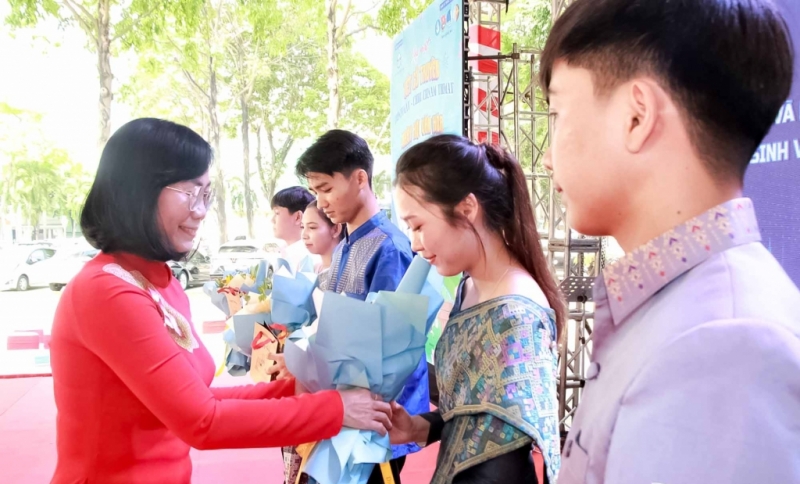 និស្សិតឡាវ និងកម្ពុជា ដែលកំពុងសិក្សានៅខេត្តដុងណៃ បានរៀបចំពិធីជួបជុំគ្នា ដើម្បីអបអរសាទរបុណ្យចូលឆ្នាំថ្មីប្រពៃណីរបស់ប្រទេសរៀងៗខ្លួន