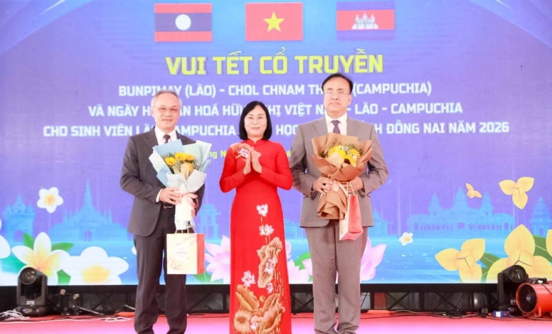 និស្សិតឡាវ និងកម្ពុជា ដែលកំពុងសិក្សានៅខេត្តដុងណៃ បានរៀបចំពិធីជួបជុំគ្នា ដើម្បីអបអរសាទរបុណ្យចូលឆ្នាំថ្មីប្រពៃណីរបស់ប្រទេសរៀងៗខ្លួន