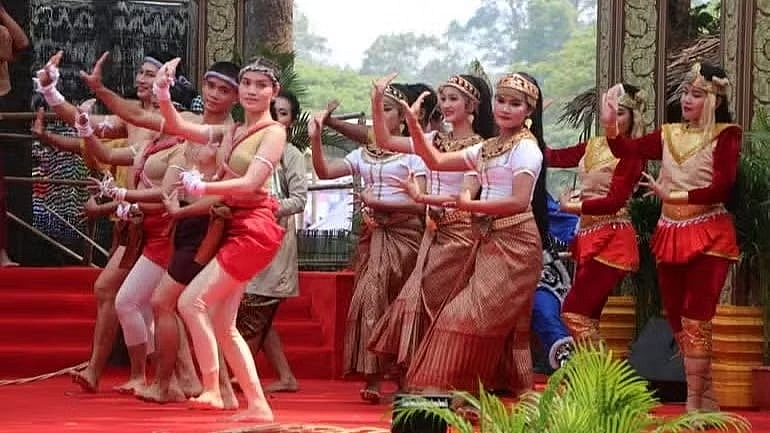 របាំប្រពៃណីខ្មែរក្នុងឱកាសបុណ្យចូលឆ្នាំថ្មី។