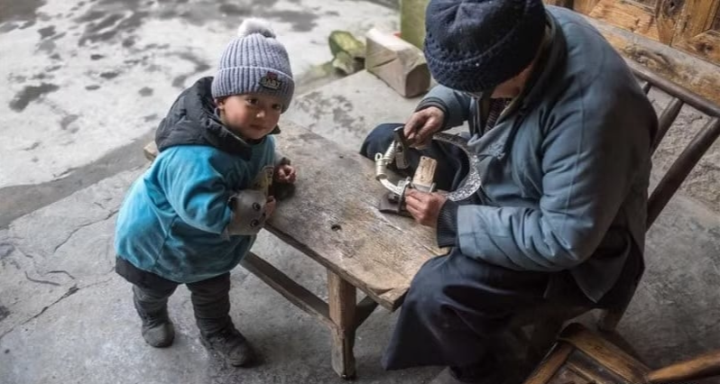 នៅព្រឹកថ្ងៃទី ៩ ខែមេសា តម្លៃប្រាក់បានធ្លាក់ចុះយ៉ាងខ្លាំងបន្ទាប់ពីការងើបឡើងវិញកាលពីថ្ងៃមុន