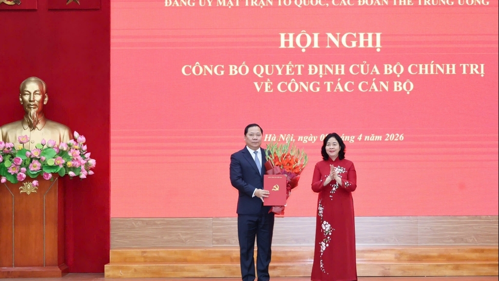 លោក Nguyen Phi Long កាន់តំណែងជាអនុលេខាអចិន្ត្រៃយ៍នៃគណៈកម្មាធិការបក្សនៃរណសិរ្សមាតុភូមិវៀតណាម និងអង្គការមហាជនកណ្តាល