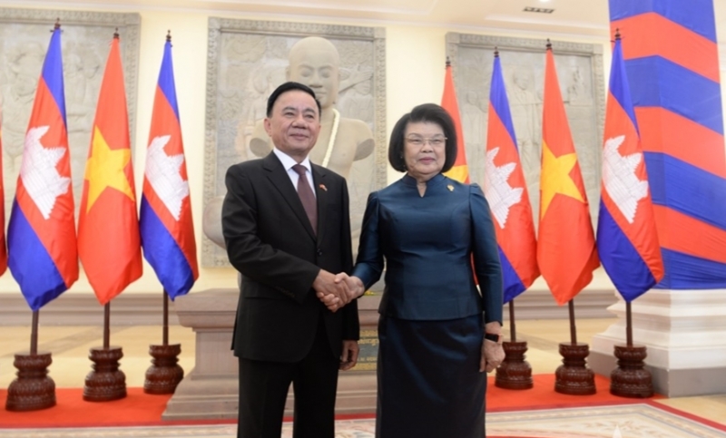 ពិធីស្វាគមន៍យ៉ាងឱឡារិកចំពោះលោក Tran Cam Tu សមាជិកគណៈកម្មាធិការអចិន្ត្រៃយ៍ នៃគណៈកម្មាធិការកណ្តាលបក្សកុម្មុយនិស្តវៀតណាម ក្នុងដំណើរទស្សនកិច្ចផ្លូវការរបស់