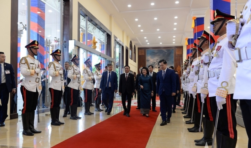 ពិធីស្វាគមន៍យ៉ាងឱឡារិកចំពោះលោក Tran Cam Tu សមាជិកគណៈកម្មាធិការអចិន្ត្រៃយ៍ នៃគណៈកម្មាធិការកណ្តាលបក្សកុម្មុយនិស្តវៀតណាម ក្នុងដំណើរទស្សនកិច្ចផ្លូវការរបស់