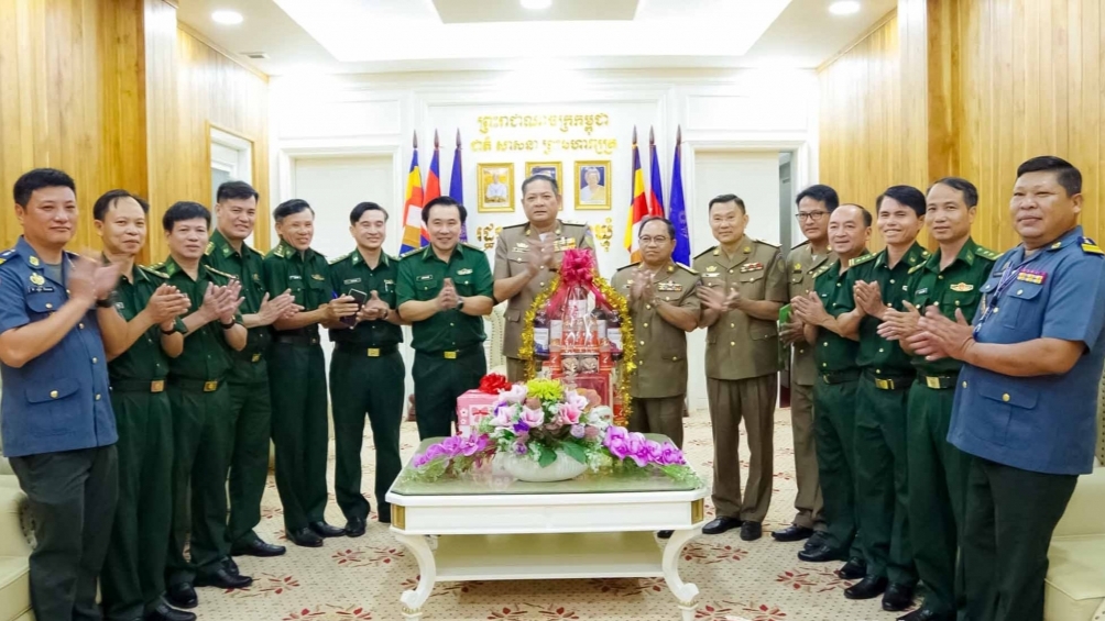 គណៈប្រតិភូខេត្តដុងណៃបានទៅទស្សនា និងជូនពរឆ្នាំថ្មីដល់ខេត្តត្បូងឃ្មុំ