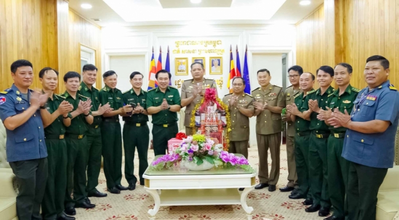 លោក ប៉ែន កុសល អភិបាលខេត្តត្បូងឃ្មុំ បានប្រគល់អំណោយដើម្បីថ្លែងអំណរគុណដល់គណៈប្រតិភូមន្ត្រីមកពីបញ្ជាការដ្ឋានកងការពារព្រំដែនខេត្ត។