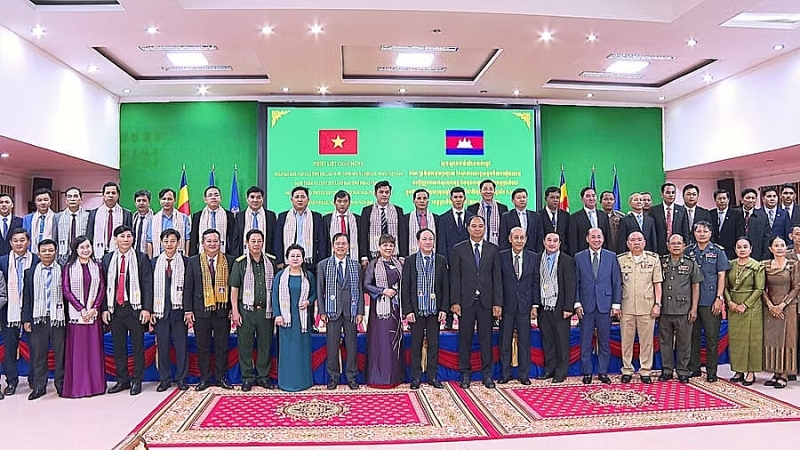 ថ្នាក់ដឹកនាំខេត្តយ៉ាឡាយ និងខេត្តព្រះវិហារ ថតរូបអនុស្សាវរីយ៍។ ថ្នាក់ដឹកនាំខេត្តយ៉ាឡាយ និងខេត្តព្រះវិហារ ថតរូបអនុស្សាវរីយ៍។