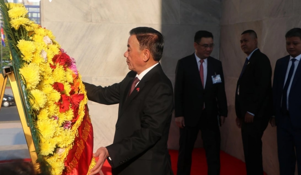 អចិន្ត្រៃយ៍នៃគណៈលេខា លោក Tran Cam Tu អញ្ជើញដាក់កម្រងផ្កានៅវិមានឯករាជ្យ កម្ពុជា