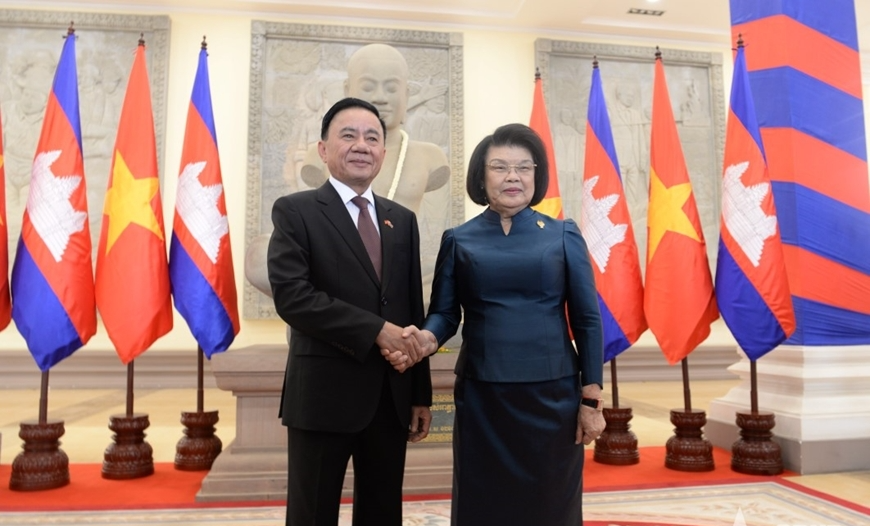 ពិធីទទួលបដិសណ្ឋារកិច្ចជាផ្លូវការ អចិន្ត្រៃយ៍នៃគណៈលេខា លោក Tran Cam Tu បំពេញទស្សនកិច្ចផ្លូវការនៅព្រះរាជាណាចក្រកម្ពុជា ពិធីទទួលបដិសណ្ឋារកិច្ចជាផ្លូវការ អចិន្ត្រៃយ៍នៃគណៈលេខា លោក Tran Cam Tu បំពេញទស្សនកិច្ចផ្លូវការនៅព្រះរាជាណាចក្រកម្ពុជា