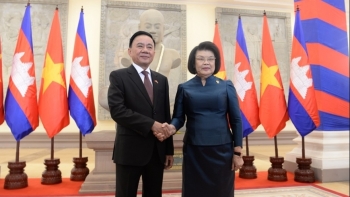 ពិធីទទួលបដិសណ្ឋារកិច្ចជាផ្លូវការ អចិន្ត្រៃយ៍នៃគណៈលេខា លោក Tran Cam Tu បំពេញទស្សនកិច្ចផ្លូវការនៅព្រះរាជាណាចក្រកម្ពុជា