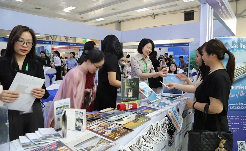 ភ្ញៀវទេសចរស្វែងយល់ព័ត៌មាននៅ VITM 2026។