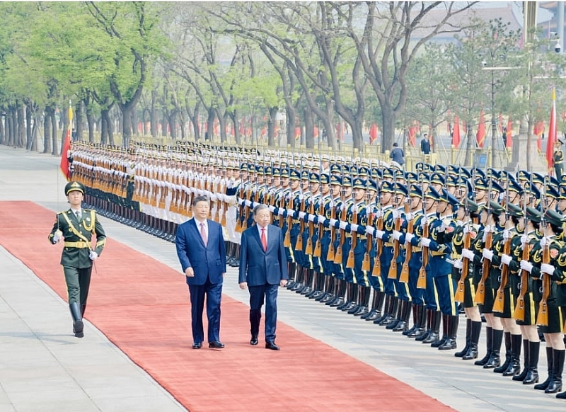 អគ្គលេខាបក្ស ប្រធានរដ្ឋចិនលោក ស៊ី ជីនពីង អញ្ជើញជាអធិបតីក្នុងពិធីទទួលបដិសណ្ឋារកិច្ចជាផ្លូវការចំពោះអគ្គលេខាបក្ស ប្រធានរដ្ឋវៀតណាមលោក តូ ឡឹម