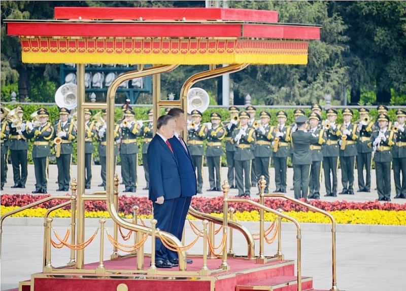 អគ្គលេខាបក្ស ប្រធានរដ្ឋចិនលោក ស៊ី ជីនពីង អញ្ជើញជាអធិបតីក្នុងពិធីទទួលបដិសណ្ឋារកិច្ចជាផ្លូវការចំពោះអគ្គលេខាបក្ស ប្រធានរដ្ឋវៀតណាមលោក តូ ឡឹម