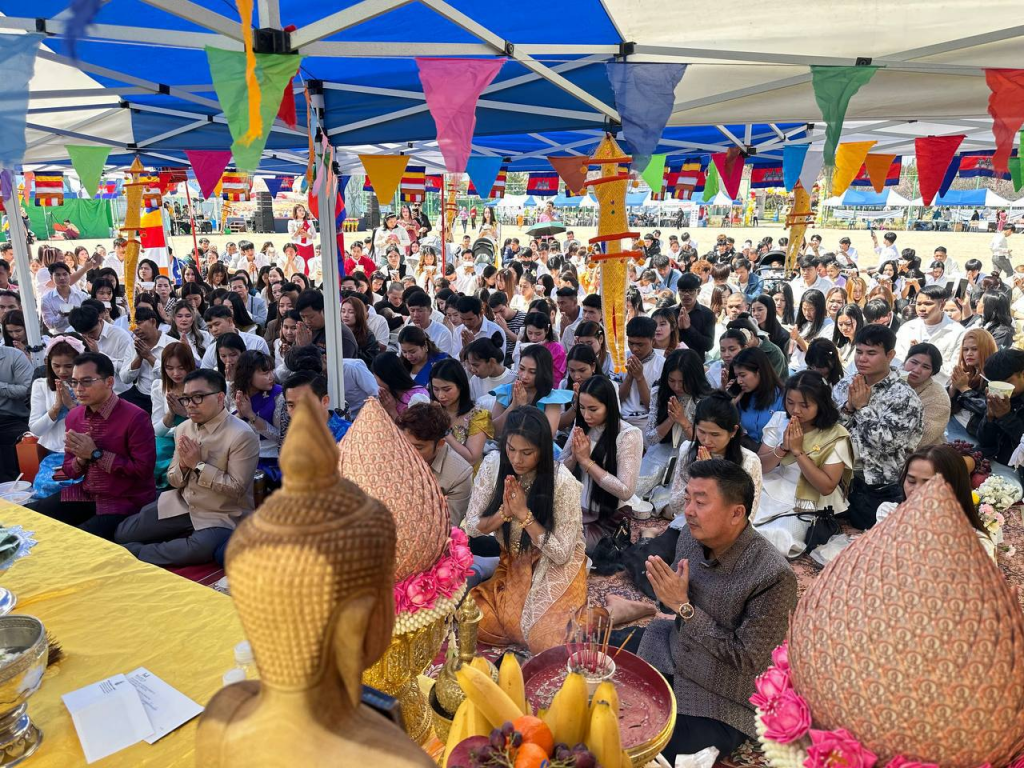 ពលករ និងសហគមន៍ខ្មែរនៅកូរ៉េជាង ២ម៉ឺននាក់ អបអរសាទរបុណ្យចូលឆ្នាំខ្មែរនៅ ១២ ទីតាំងយ៉ាងអធិកអធម ពលករ និងសហគមន៍ខ្មែរនៅកូរ៉េជាង ២ម៉ឺននាក់ អបអរសាទរបុណ្យចូលឆ្នាំខ្មែរនៅ ១២ ទីតាំងយ៉ាងអធិកអធម