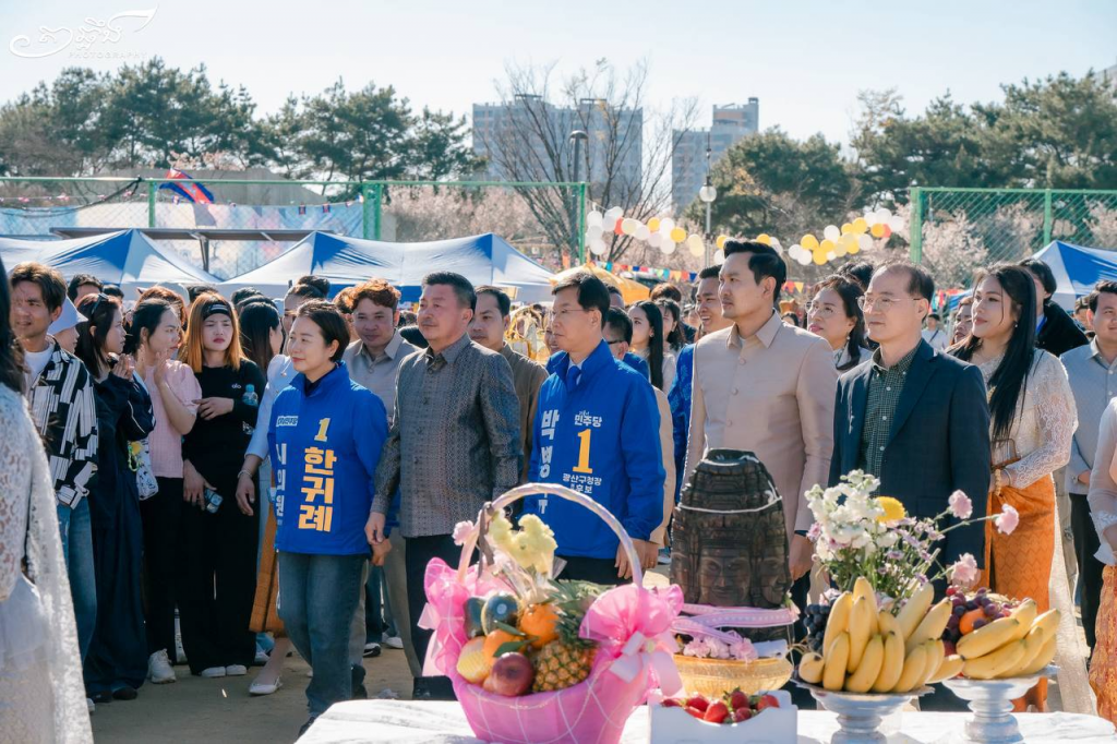 ពលករ និងសហគមន៍ខ្មែរនៅកូរ៉េជាង ២ម៉ឺននាក់ អបអរសាទរបុណ្យចូលឆ្នាំខ្មែរនៅ ១២ ទីតាំងយ៉ាងអធិកអធម ពលករ និងសហគមន៍ខ្មែរនៅកូរ៉េជាង ២ម៉ឺននាក់ អបអរសាទរបុណ្យចូលឆ្នាំខ្មែរនៅ ១២ ទីតាំងយ៉ាងអធិកអធម