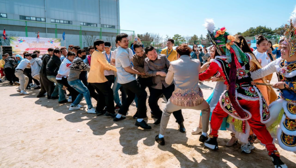 ពលករ និងសហគមន៍ខ្មែរនៅកូរ៉េជាង ២ម៉ឺននាក់ អបអរសាទរបុណ្យចូលឆ្នាំខ្មែរនៅ ១២ ទីតាំងយ៉ាងអធិកអធម ពលករ និងសហគមន៍ខ្មែរនៅកូរ៉េជាង ២ម៉ឺននាក់ អបអរសាទរបុណ្យចូលឆ្នាំខ្មែរនៅ ១២ ទីតាំងយ៉ាងអធិកអធម