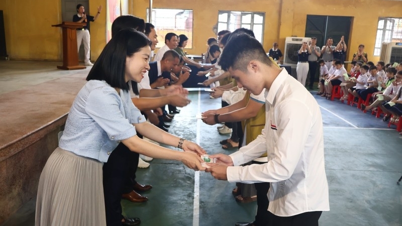 អង្គការ Tzu Chi ប្រគល់អាហារូបករណ៍ចំនួន ៧០០ កន្លែង ដល់សិស្ស និស្សិតដែលមានជីវភាពខ្វះខាតនៅទីក្រុង Hai Phong