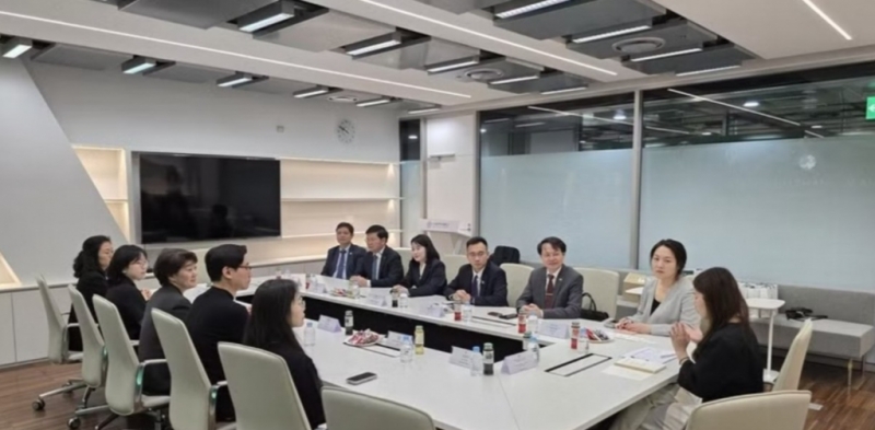 តំណាងស្ថានទូតវៀតណាមប្រចាំនៅកូរ៉េខាងត្បូង សមាគមនិស្សិតវៀតណាមប្រចាំនៅកូរ៉េខាងត្បូង (VSAK) និងសាកលវិទ្យាល័យនារី Ewha ធ្វើការផ្លាស់ប្តូរមតិនៅក្នុងសម័យប្រជុំនាឱកាសទិវាជ្រើសរើសបុគ្គលិក។