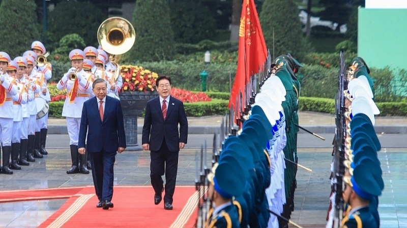 អគ្គលេខាបក្ស និងជាប្រធានរដ្ឋ លោក To Lam និងប្រធានាធិបតី កូរ៉េខាងត្បូង ពិនិត្យជួរកងកិត្តិយសនៃកងយោធពលខេមរភូមិន្ទ វៀតណាម។