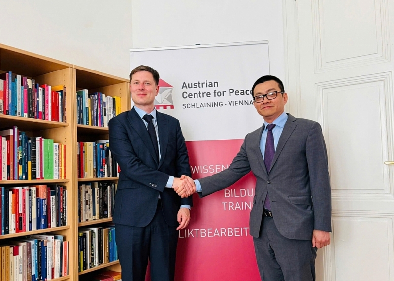 ឯកអគ្គរដ្ឋទូតវៀតណាមប្រចាំសាធារណរដ្ឋអូទ្រីស លោក Vu Le Thai Hoang បានមានជំនួបពិភាក្សាការងារជាមួយលោក Tobias Lang នាយកមជ្ឈមណ្ឌលសន្តិភាពអូទ្រីស។