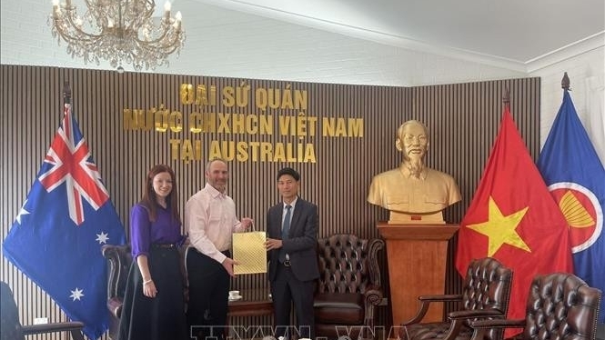 កូនប្រុសរបស់អតីតយុទ្ធជនអូស្ត្រាលី ប្រគល់សៀវភៅកំណត់ហេតុរបស់យុទ្ធជនពលីនៃកងទ័ពប្រជាជនវៀតណាមមកវិញ