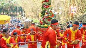 ប្រជាជនទីក្រុងហូជីមិញយ៉ាងច្រើនកុះករ អញ្ជើញមកអុជធូបក្នុងពិធីបុណ្យរំលឹកគុណស្ដេច Hung