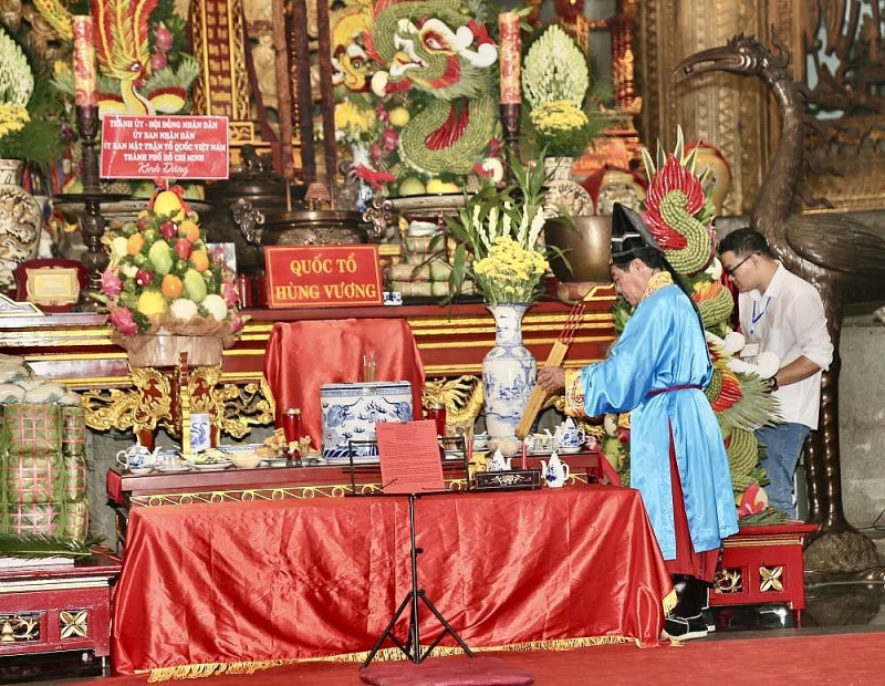 ប្រជាជនទីក្រុងហូជីមិញយ៉ាងច្រើនកុះករ អញ្ជើញមកអុជធូបក្នុងពិធីបុណ្យរំលឹកគុណស្ដេច Hung