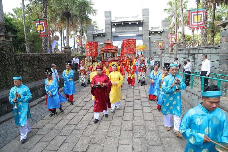 ប្រជាជនទីក្រុងហូជីមិញយ៉ាងច្រើនកុះករ អញ្ជើញមកអុជធូបក្នុងពិធីបុណ្យរំលឹកគុណស្ដេច Hung