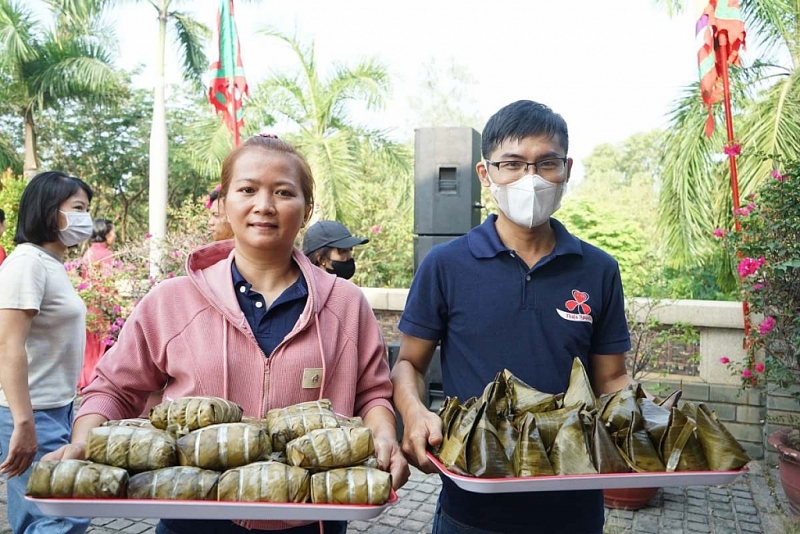 ប្រជាជនទីក្រុងហូជីមិញយ៉ាងច្រើនកុះករ អញ្ជើញមកអុជធូបក្នុងពិធីបុណ្យរំលឹកគុណស្ដេច Hung