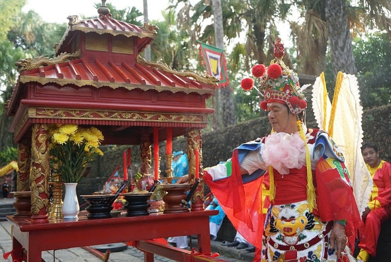 ប្រជាជនទីក្រុងហូជីមិញយ៉ាងច្រើនកុះករ អញ្ជើញមកអុជធូបក្នុងពិធីបុណ្យរំលឹកគុណស្ដេច Hung