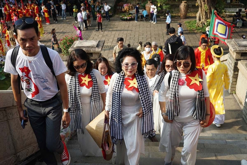 ប្រជាជនទីក្រុងហូជីមិញយ៉ាងច្រើនកុះករ អញ្ជើញមកអុជធូបក្នុងពិធីបុណ្យរំលឹកគុណស្ដេច Hung