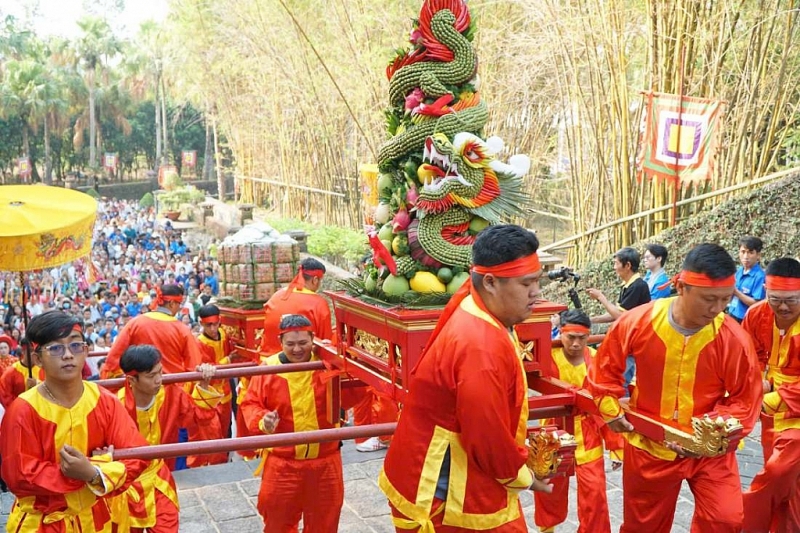 ប្រជាជនទីក្រុងហូជីមិញយ៉ាងច្រើនកុះករ អញ្ជើញមកអុជធូបក្នុងពិធីបុណ្យរំលឹកគុណស្ដេច Hung