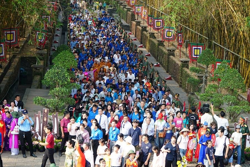 ប្រជាជនទីក្រុងហូជីមិញយ៉ាងច្រើនកុះករ អញ្ជើញមកអុជធូបក្នុងពិធីបុណ្យរំលឹកគុណស្ដេច Hung