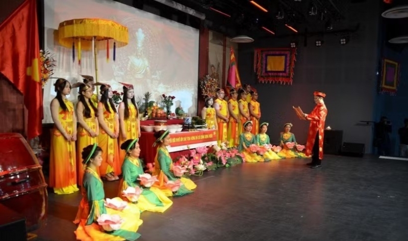 ពិធីសូត្រអត្ថបទបន់ស្រន់នៅចំពោះមុខអាសនៈបូជាស្តេច Hung នៅទីក្រុងប៉ារីស (ប្រទេសបារាំង)។