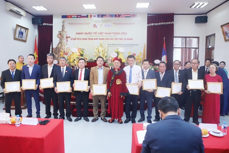 រៀបចំពិធីបុណ្យរំលឹកគុណស្តេច Hung យ៉ាងអធិកអធមនៅប្រទេសឡាវ