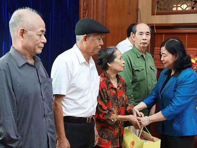 ប្រធានគណៈកម្មាធិការមជ្ឈិមរណសិរ្សមាតុភូមិវៀតណាម លោកស្រី Bui Thi Minh Hoai អញ្ជើញសួរសុខទុក្ខ និងប្រគល់អំណោយជូនគ្រួសារគោលនយោបាយនៅ Ninh Binh និង Thanh Hoa