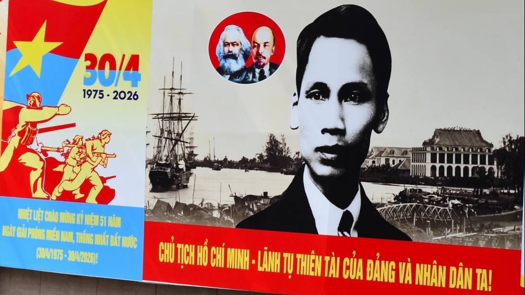 ទីក្រុងហូជីមិញ រំលេចដោយពណ៌នៃទង់ជ័យ និងបុប្ផា ដើម្បីអបអរសាទរបុណ្យ ៣០ មេសា