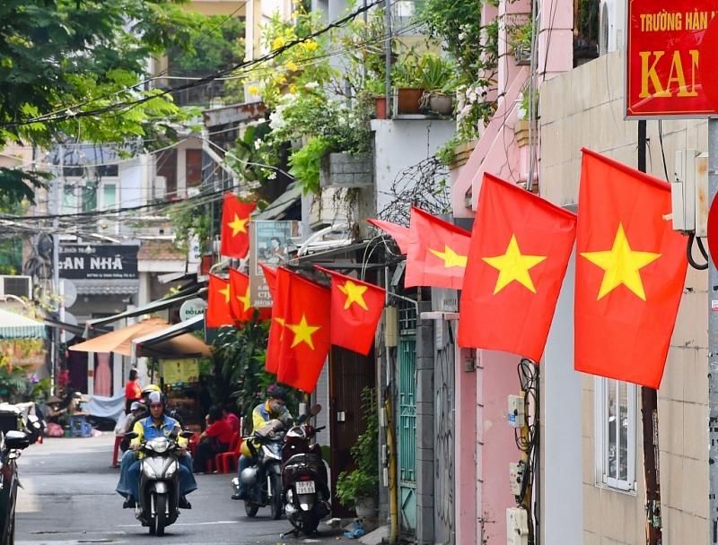 ទីក្រុងហូជីមិញ រំលេចដោយពណ៌នៃទង់ជ័យ និងបុប្ផា ដើម្បីអបអរសាទរបុណ្យ ៣០ មេសា