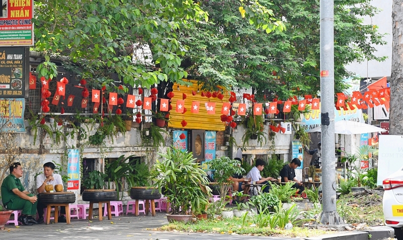 ទីក្រុងហូជីមិញ រំលេចដោយពណ៌នៃទង់ជ័យ និងបុប្ផា ដើម្បីអបអរសាទរបុណ្យ ៣០ មេសា