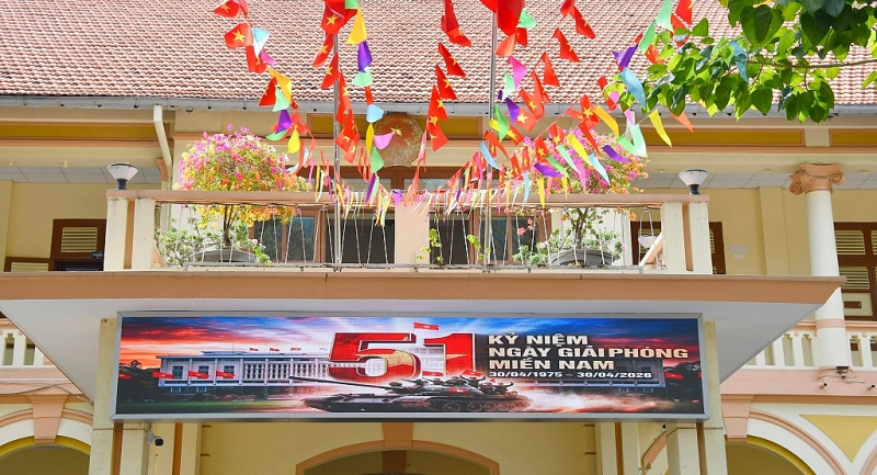 ទីក្រុងហូជីមិញ រំលេចដោយពណ៌នៃទង់ជ័យ និងបុប្ផា ដើម្បីអបអរសាទរបុណ្យ ៣០ មេសា