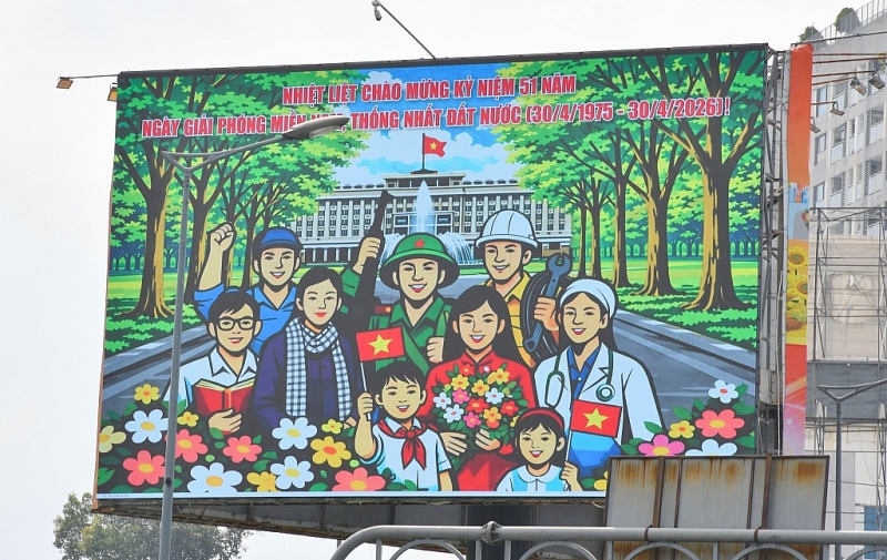 ទីក្រុងហូជីមិញ រំលេចដោយពណ៌នៃទង់ជ័យ និងបុប្ផា ដើម្បីអបអរសាទរបុណ្យ ៣០ មេសា