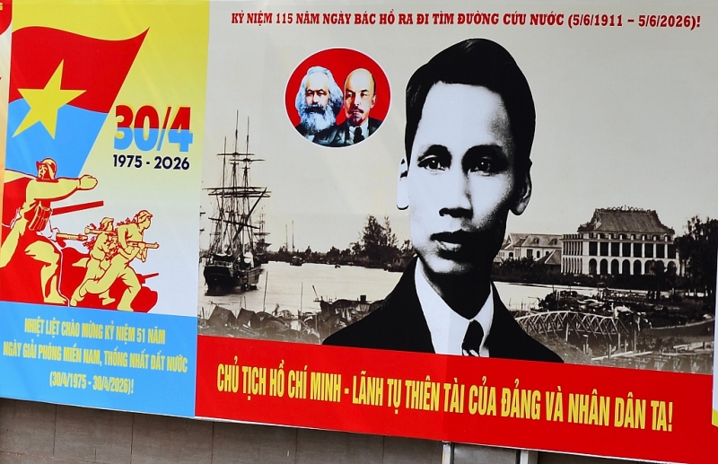 ទីក្រុងហូជីមិញ រំលេចដោយពណ៌នៃទង់ជ័យ និងបុប្ផា ដើម្បីអបអរសាទរបុណ្យ ៣០ មេសា