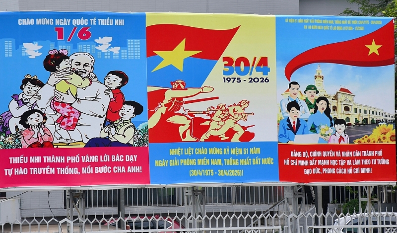 ទីក្រុងហូជីមិញ រំលេចដោយពណ៌នៃទង់ជ័យ និងបុប្ផា ដើម្បីអបអរសាទរបុណ្យ ៣០ មេសា