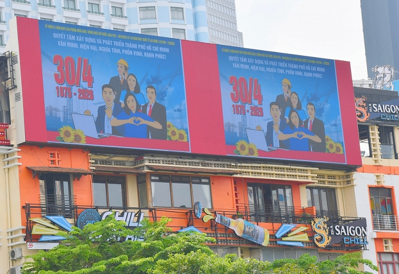 ទីក្រុងហូជីមិញ រំលេចដោយពណ៌នៃទង់ជ័យ និងបុប្ផា ដើម្បីអបអរសាទរបុណ្យ ៣០ មេសា