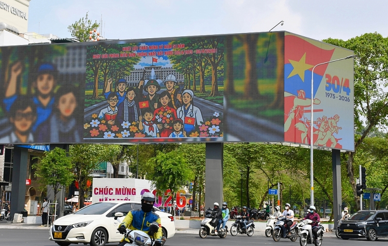 ទីក្រុងហូជីមិញ រំលេចដោយពណ៌នៃទង់ជ័យ និងបុប្ផា ដើម្បីអបអរសាទរបុណ្យ ៣០ មេសា