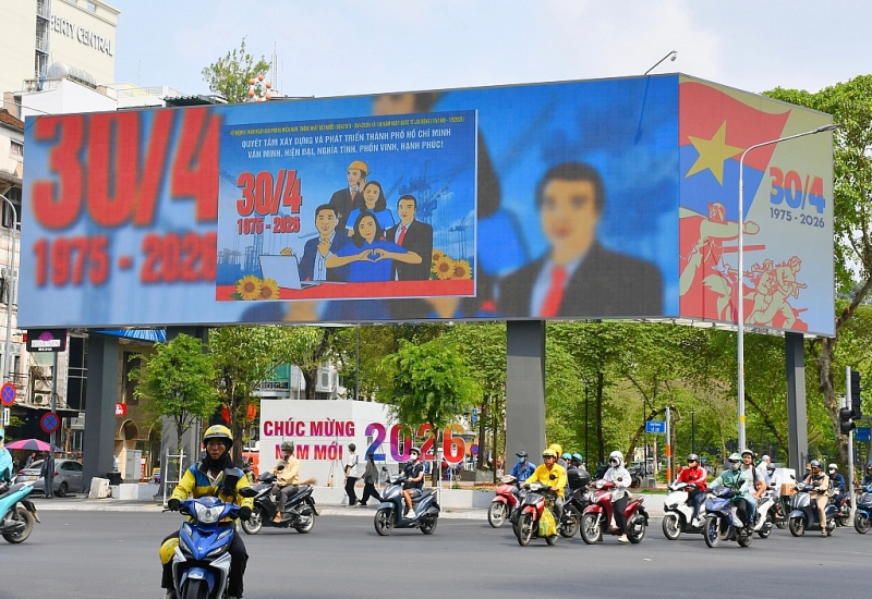 ទីក្រុងហូជីមិញ រំលេចដោយពណ៌នៃទង់ជ័យ និងបុប្ផា ដើម្បីអបអរសាទរបុណ្យ ៣០ មេសា